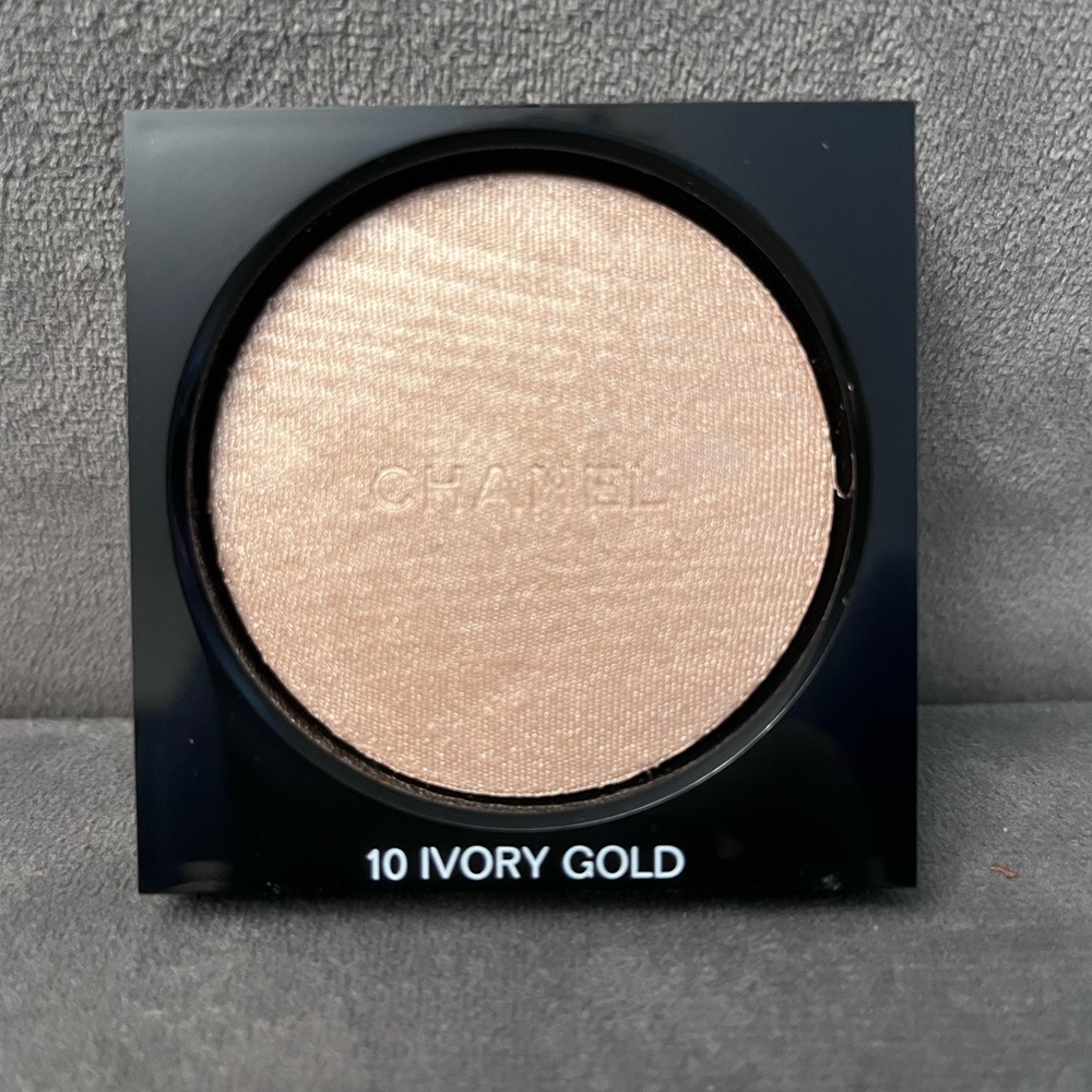 CHANEL highlighting powder ivory gold